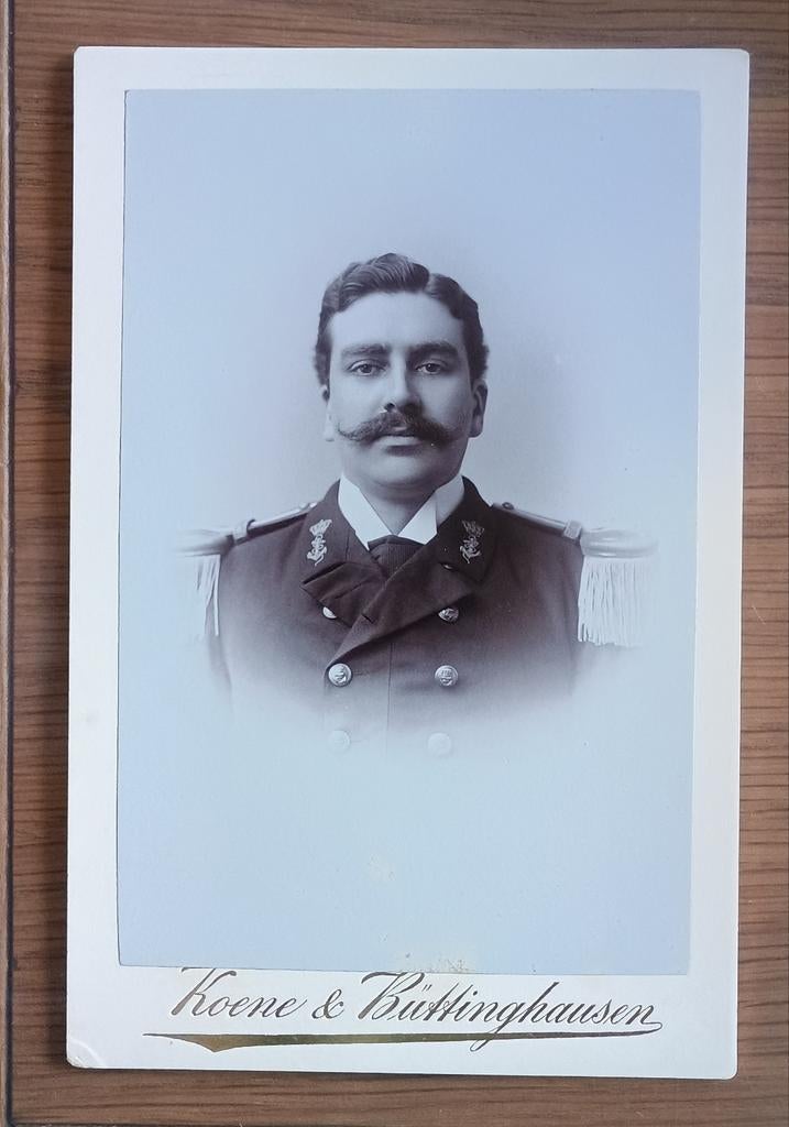 Kabinetfoto officier Marine Indië G.L. d'Abo fotograaf Koene, Verzenden, Marine, Nederland, Foto of Poster