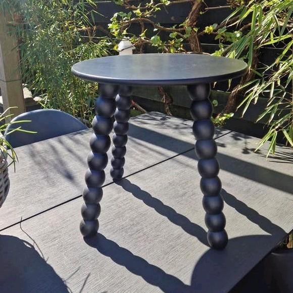 Zwart houten bijzettafeltje, Minder dan 45 cm, Gebruikt, Rond, Ophalen of Verzenden