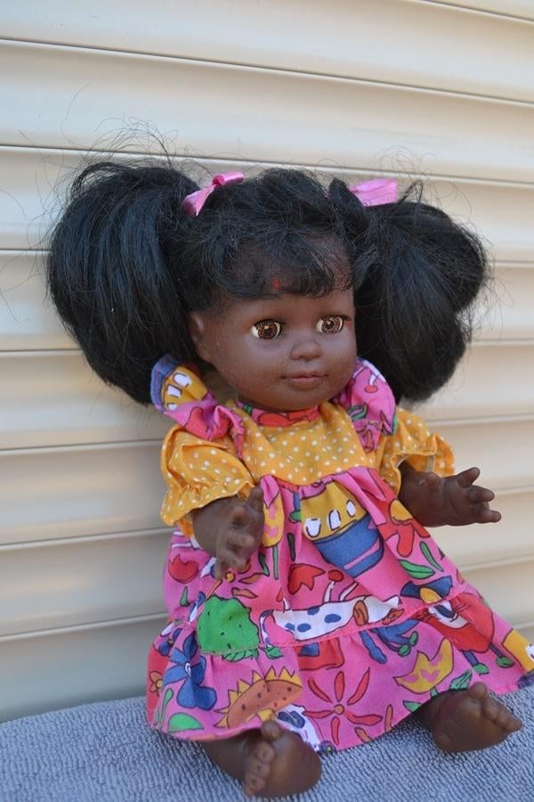 Mooi bruin kleuter popje met originele kleding NR 8562, Verzamelen, Poppen, Ophalen of Verzenden, Zo goed als nieuw, Pop