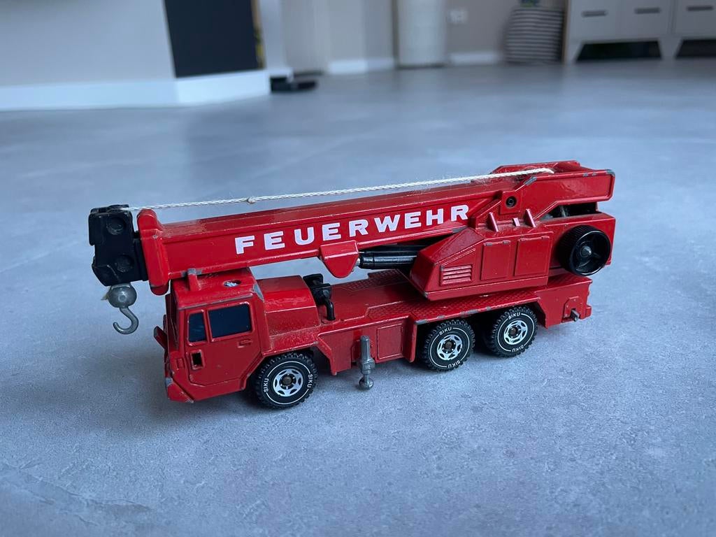Siku 2914 Brandweerwagen takelwagen Feuerwehr Hijskraan, Hobby en Vrije tijd, Modelauto's | Overige schalen, Ophalen of Verzenden