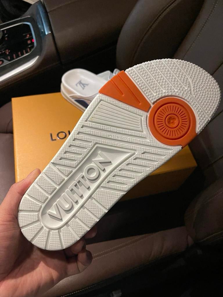 Louis Vuitton stijl slippers - 1 op 1. Niet origineel., Ophalen of Verzenden, Nieuw, Wit