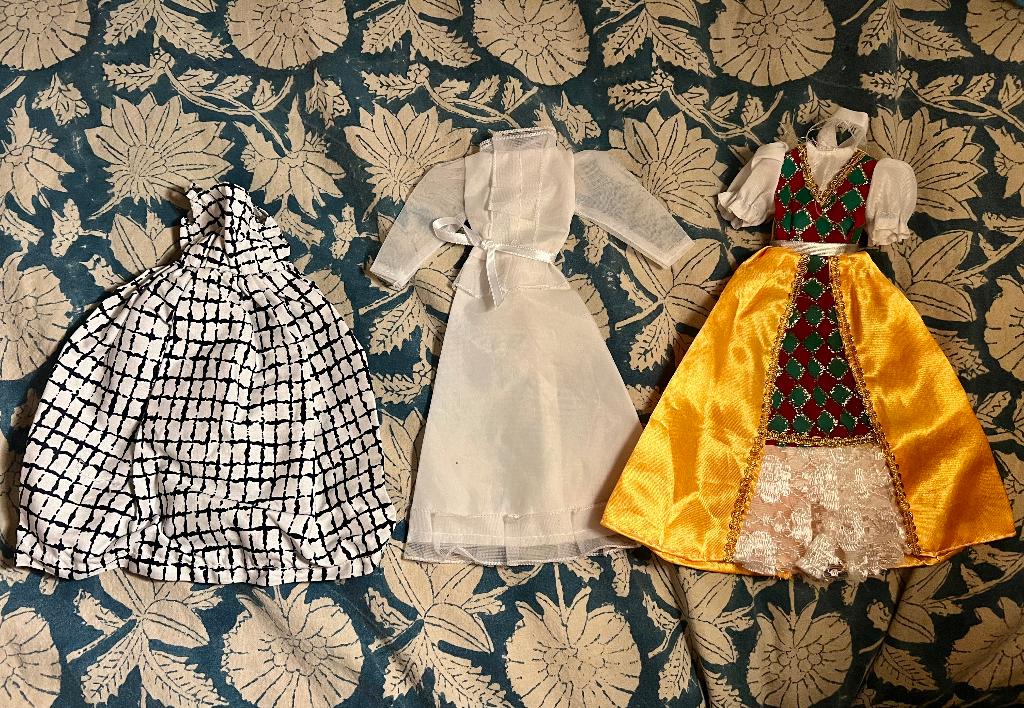 Vintage retro kleding jurken bruidsjurk barbie Sindy Fleur, Verzamelen, Ophalen of Verzenden, Zo goed als nieuw, Kleertjes