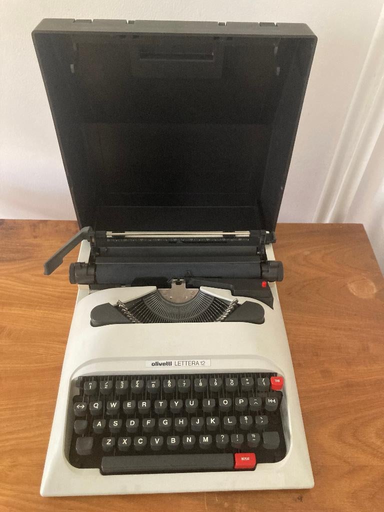 Olivetti Lettera 12 slanke typemachine vintage retro design, Diversen, Ophalen of Verzenden, Zo goed als nieuw