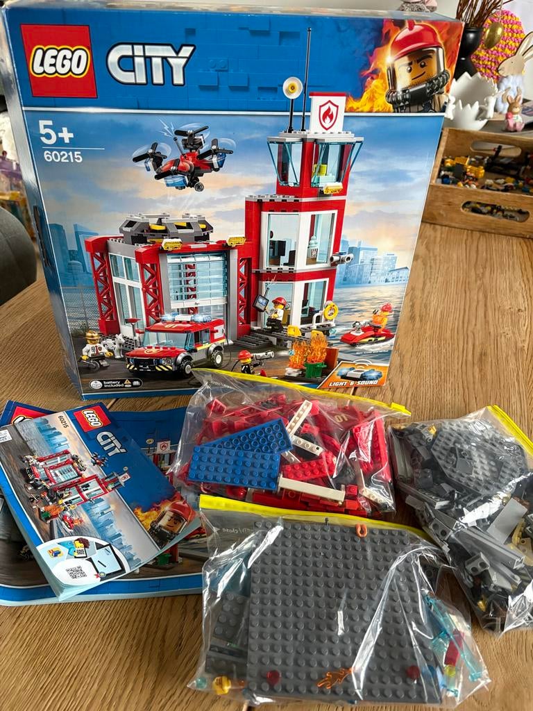 Lego City Brandweerkazerne 60215 - Complete set met doos, City, Lego, Ophalen of Verzenden, Zo goed als nieuw