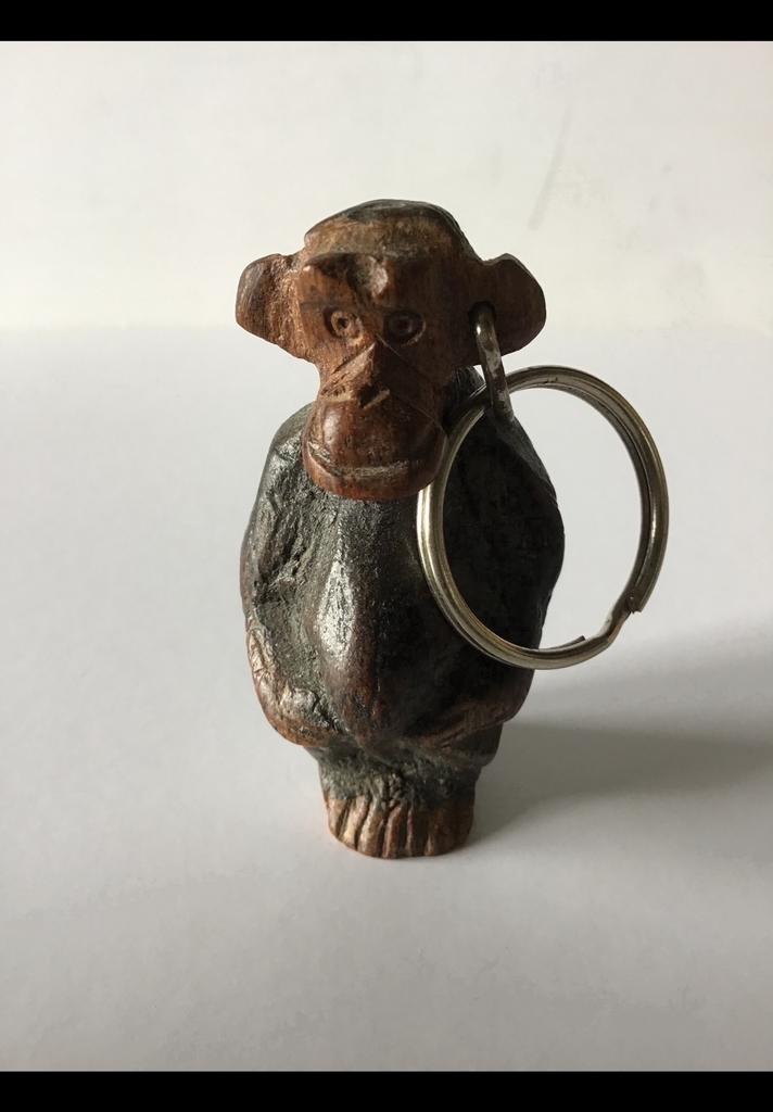 Klein houten aapje. Handgestoken houtsnijwerk. Sleutelhanger, Antiek en Kunst, Ophalen of Verzenden