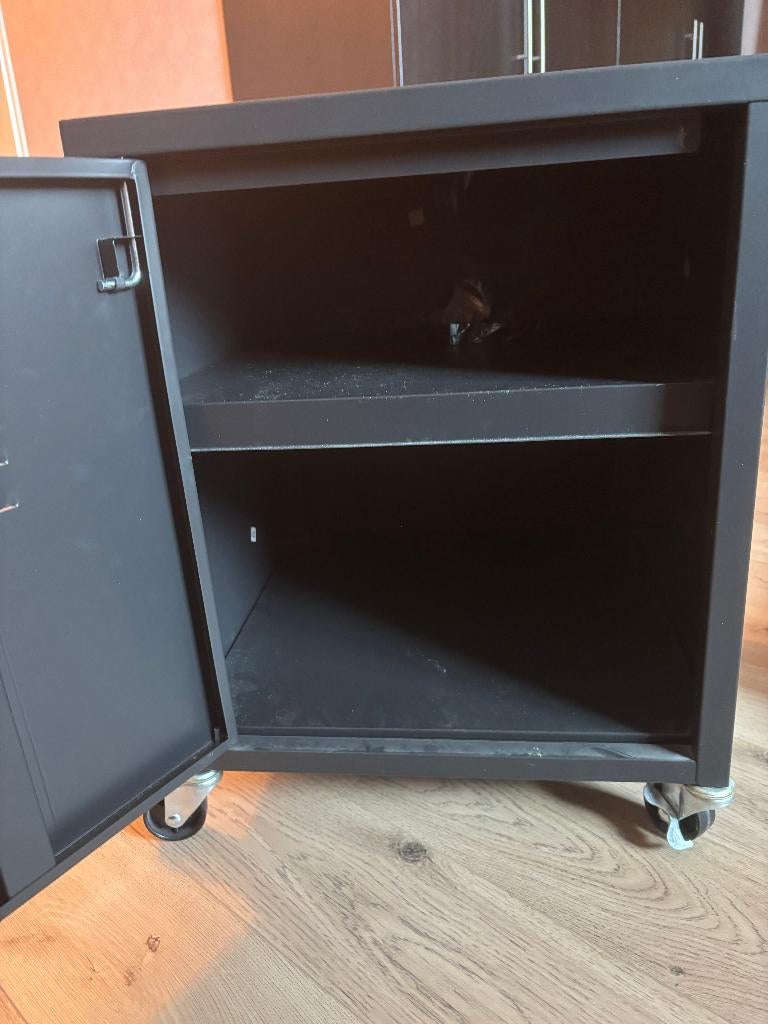Zwart Stalen kastje met deur en wieltjes, Huis en Inrichting, Kasten | Overige, Ophalen, Zo goed als nieuw