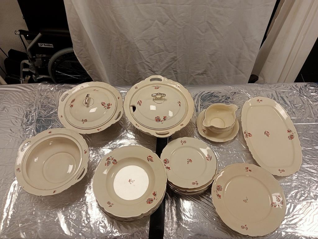 Vintage servies met bloemmotief - complete set, Antiek en Kunst, Antiek | Servies compleet, Ophalen of Verzenden