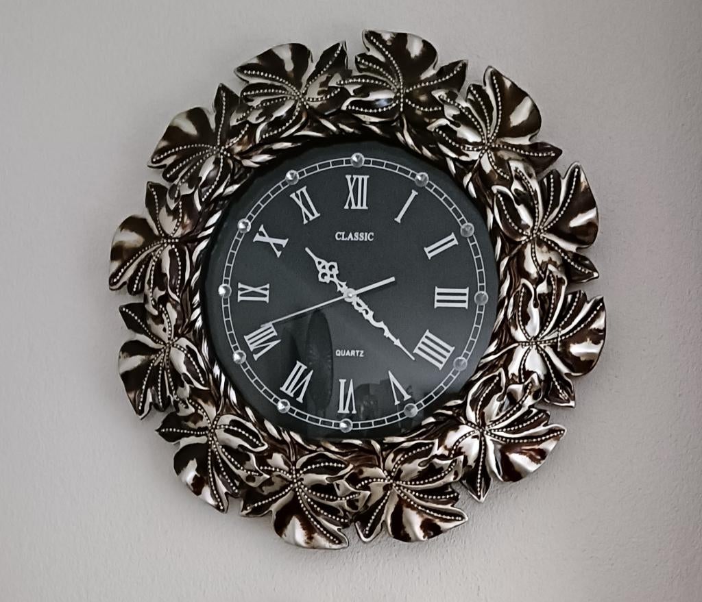 Wandklok metaal met bruin  met quartz uurwerk, Ophalen, Zo goed als nieuw, Analoog, Wandklok