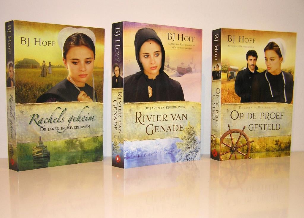 BJ Hoff - De jaren in Riverhaven (christelijke Amish serie), Boeken, Ophalen of Verzenden, Zo goed als nieuw