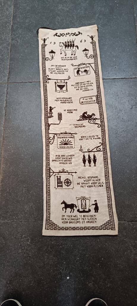 antieke geborduurde wanddecoratie met uithangborden winkels, Antiek en Kunst, Curiosa en Brocante, Ophalen of Verzenden