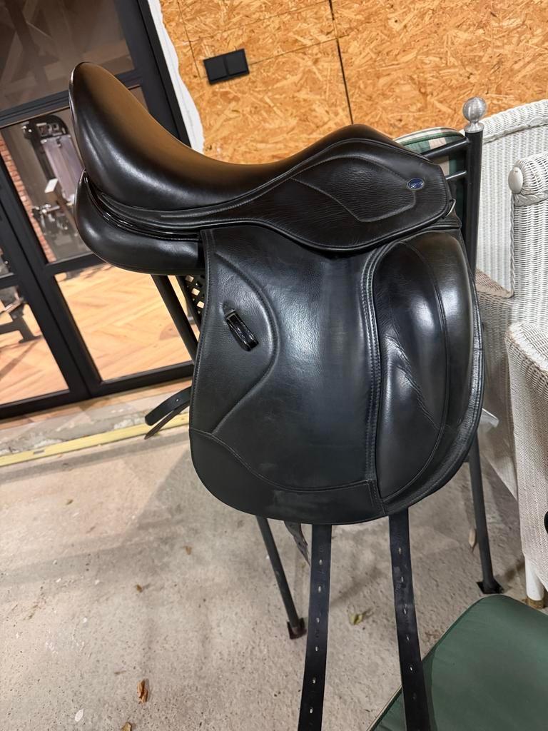 Mooi Ikonic dressuurzadel 16.5 inch mono, Dieren en Toebehoren, Paarden en Pony's | Zadels, Ophalen of Verzenden, Dressuur