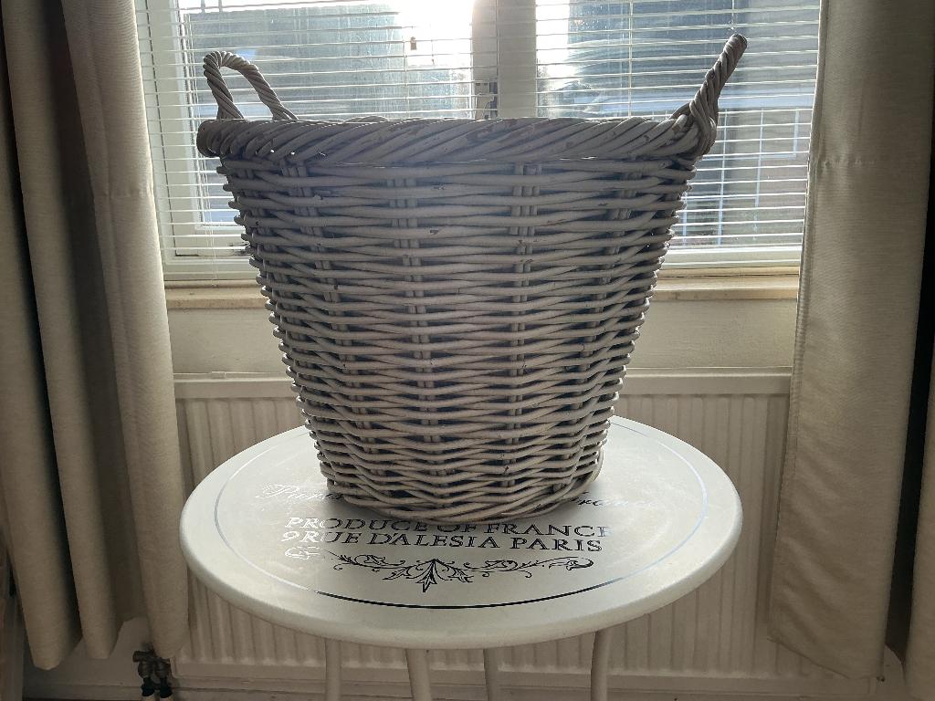 Rieten mand megagroot, Huis en Inrichting, Woonaccessoires | Schalen en Manden, Zo goed als nieuw, Mand, Rond, Riet, Ophalen