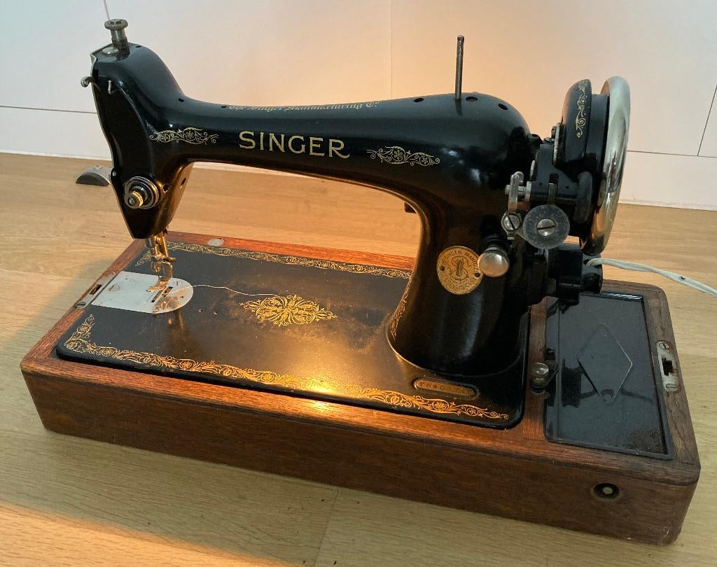 Singer naaimachine 66K (ca. 1924) met houten kap, Ophalen