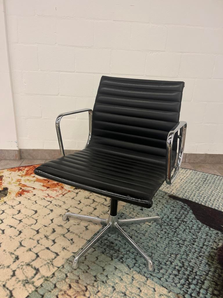 Vitra Eames EA 108 Aluminium Stoel, Huis en Inrichting, Stoelen, Ophalen, GNR trading, Zwart, Nijverheidsweg 13