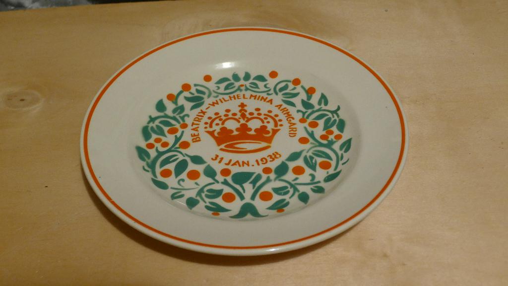 historisch bord geboorte van Prinses Beatrix, Ophalen, Zo goed als nieuw, Nederland, Servies