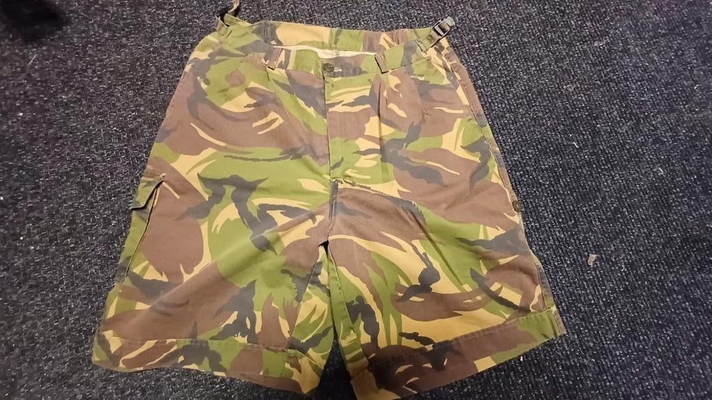 Korte originele  leger camouflage broek €10, Ophalen, Landmacht, Nederland, Kleding of Schoenen