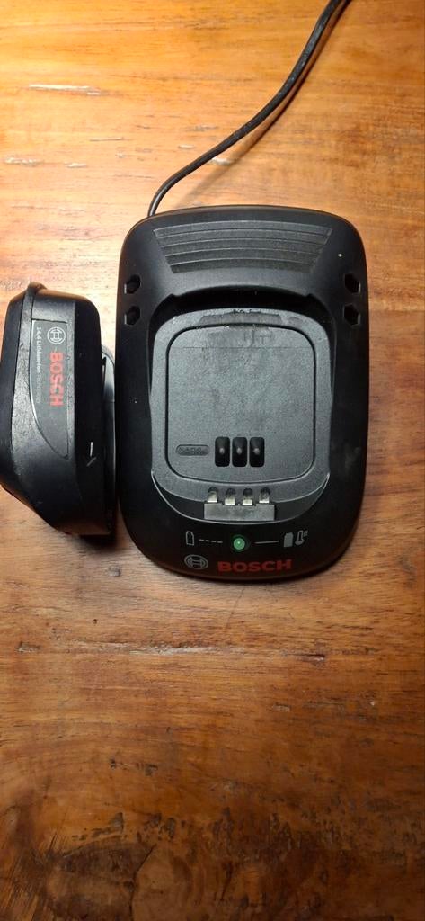 Bosch Acculader + 14.4V accu, Gebruikt, Variabele snelheid, Ophalen of Verzenden, Boor- en Schroefmachine
