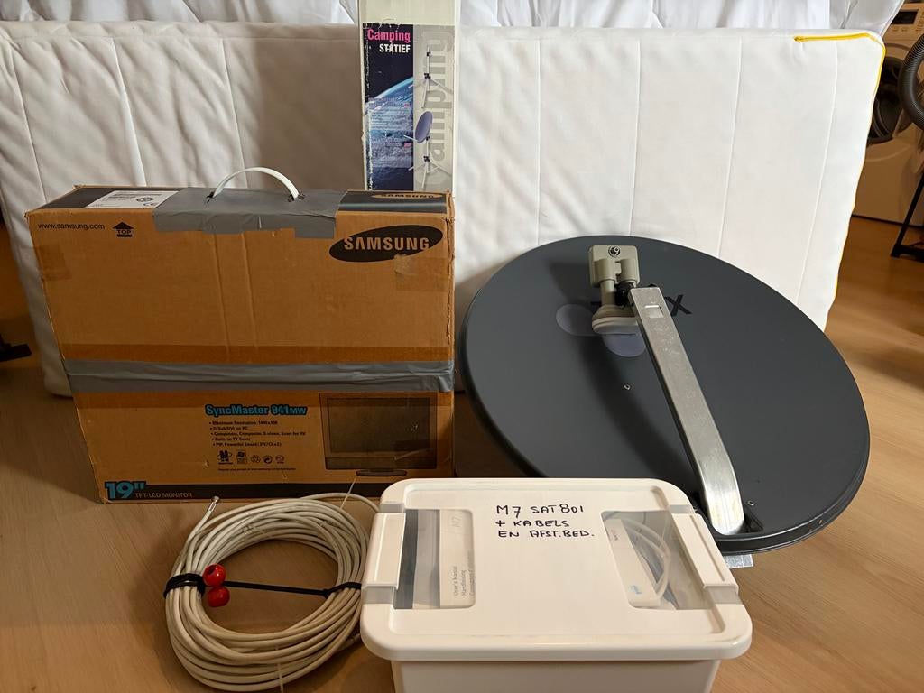 Triax Schotel met Standaard, ontvanger en tv!, Ophalen of Verzenden