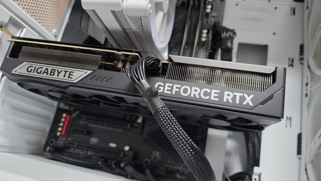 Gigabyte GeForce RTX 5070 Ti WINDFORCE OC SFF 16GB, Computers en Software, Videokaarten, Ophalen, Zo goed als nieuw, GDDR6, PCI-Express 3