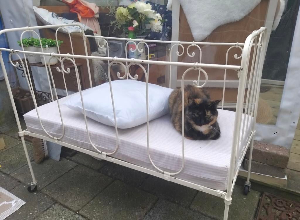 Prachtig oud Frans  brocante spijlen kinderbedje op wieltjes, Ophalen