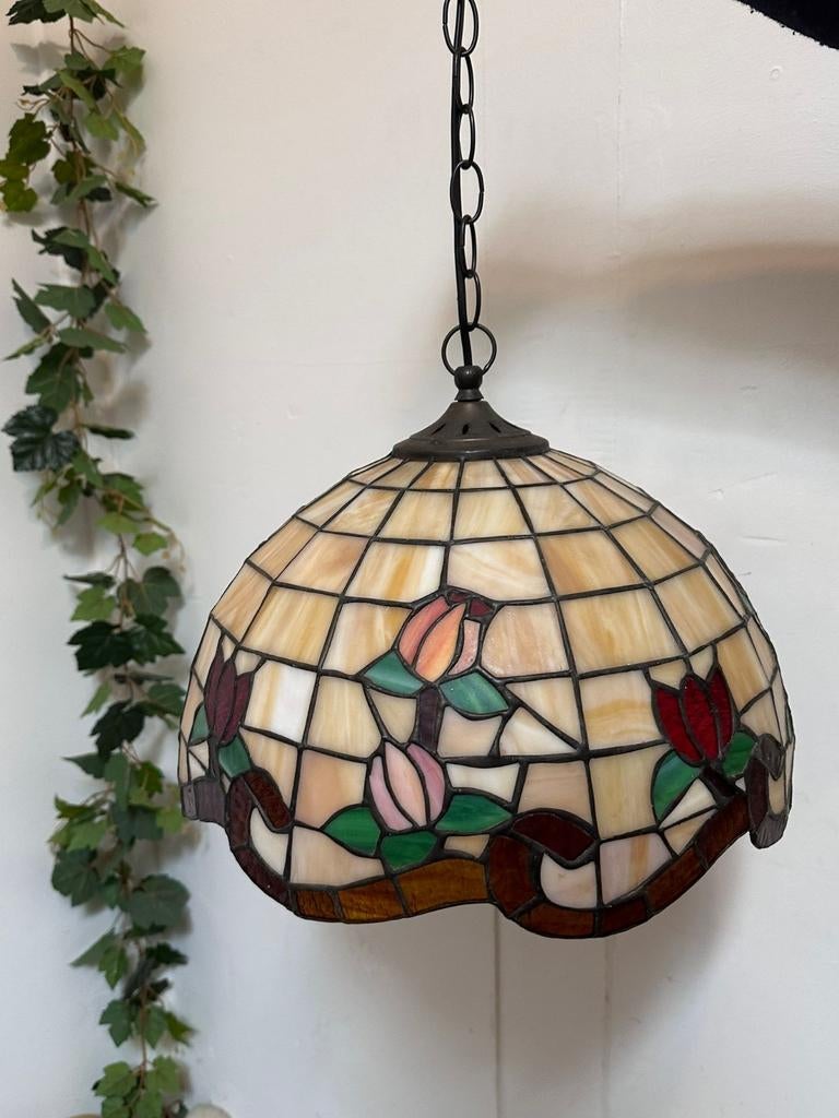 Vintage Tiffany lamp met tulpen glas in lood hanglamp, Huis en Inrichting, Lampen | Hanglampen, Gebruikt, Minder dan 50 cm, Glas
