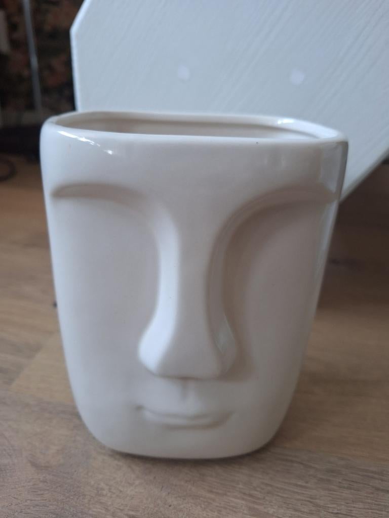 Witte vaas met gezicht, 17cm hoog, Wit, Aardewerk of Porselein, Ophalen of Verzenden, Zo goed als nieuw