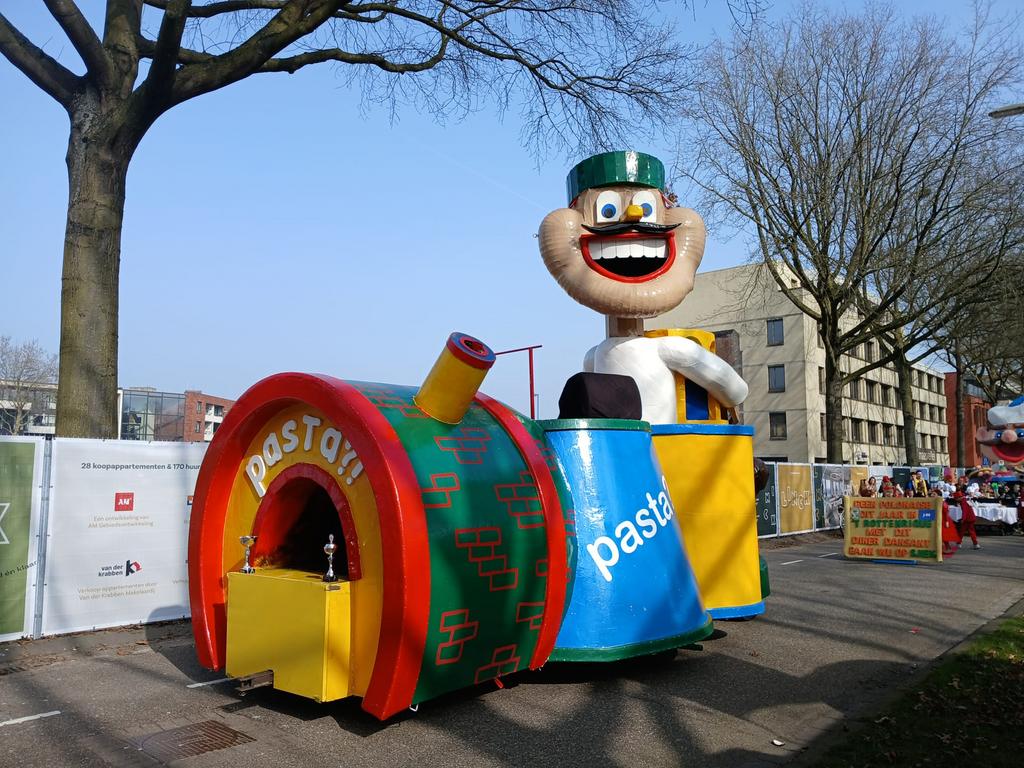 Carnavalswagen met kleurrijke groep Thema: Pasta?!, Ophalen, Gebruikt, Carnaval