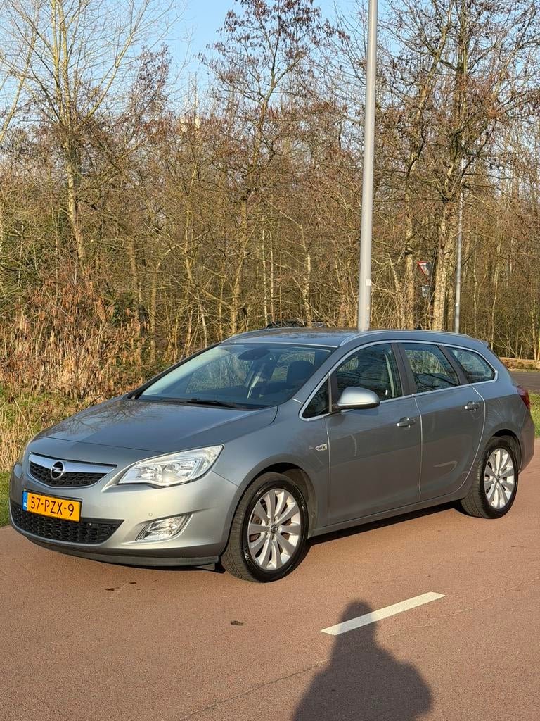 Opel Astra J 1.4 Turbo tourer 2011 Automaat -Stuurverwarming, 15 km/l, 4 cilinders, Origineel Nederlands, 1364 cc