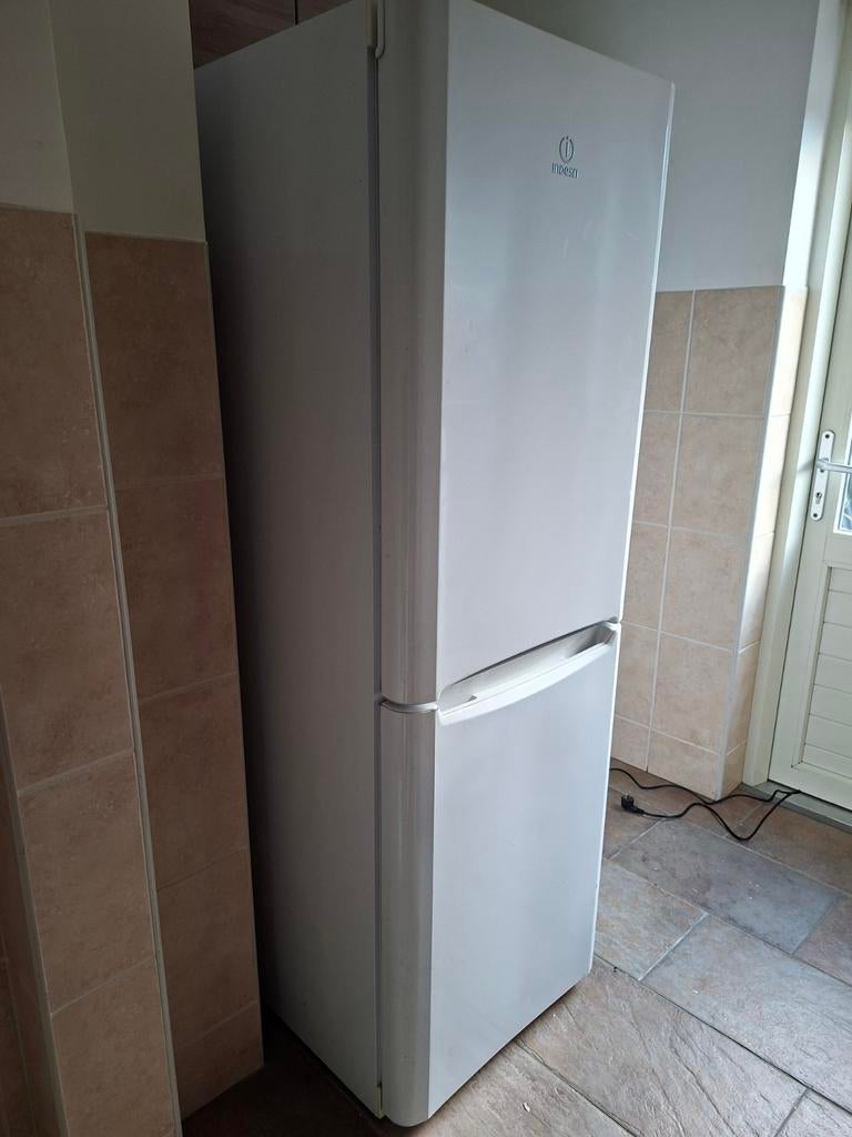 Indesit Koelkast met Aparte Vriezer - Wit, 150 tot 200 liter, Gebruikt, 60 cm of meer, Met aparte vriezer