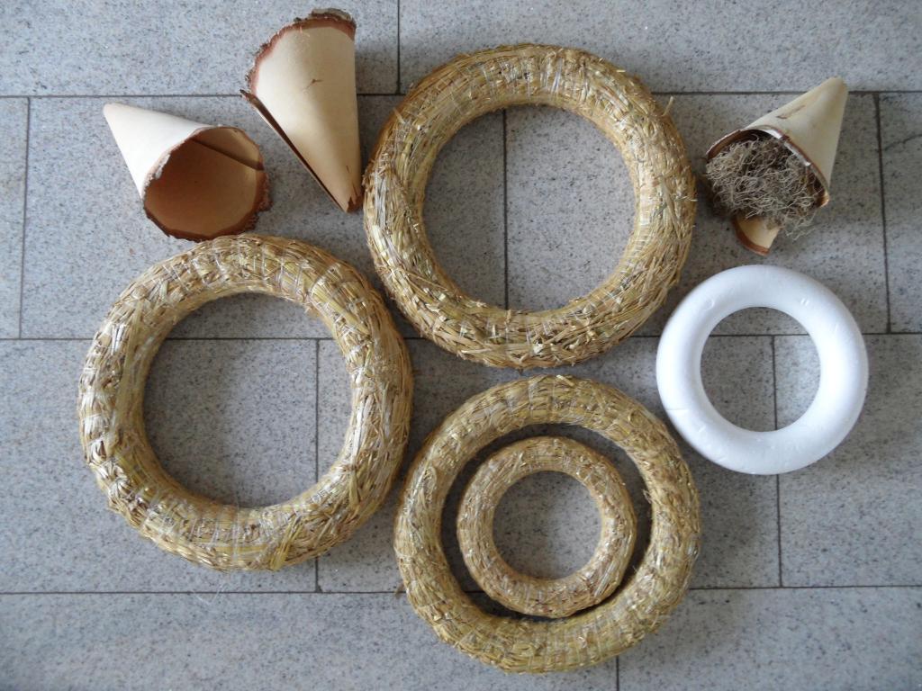 strokransen + piepschuim + houtkrullen / schors + mos, Huis en Inrichting, Woonaccessoires | Kransen, Ophalen of Verzenden, Nieuw
