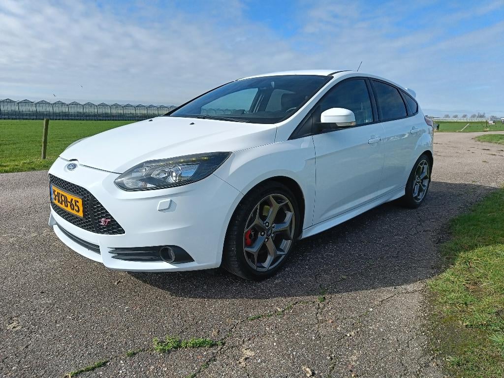 Ford Focus ST 2.0 Ecoboost 2013 Wit 250pk, Auto's, Zwart, 4 cilinders, 1337 kg, Wit