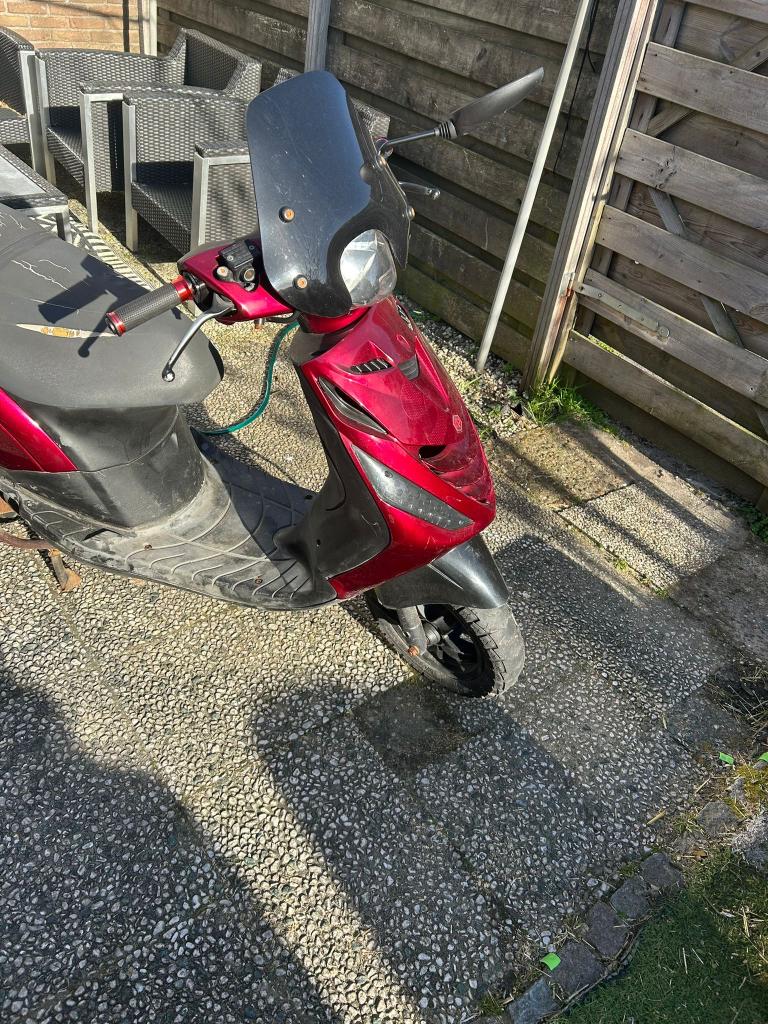 Te koop piaggio zip 4 takt 50cc Wok, Fietsen en Brommers, Scooters | Piaggio, Ophalen, Gebruikt, Maximaal 45 km/u, Zip