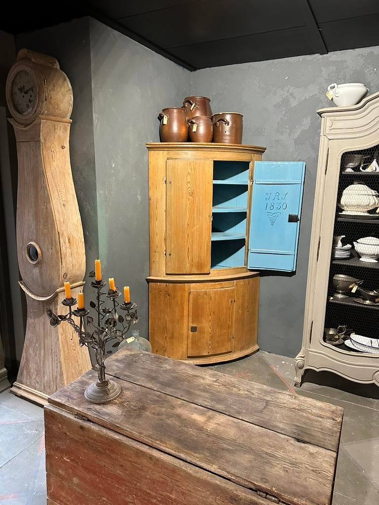 "HENDRICKX "  Zweedse Grenen Hoekkast., Ophalen of Verzenden