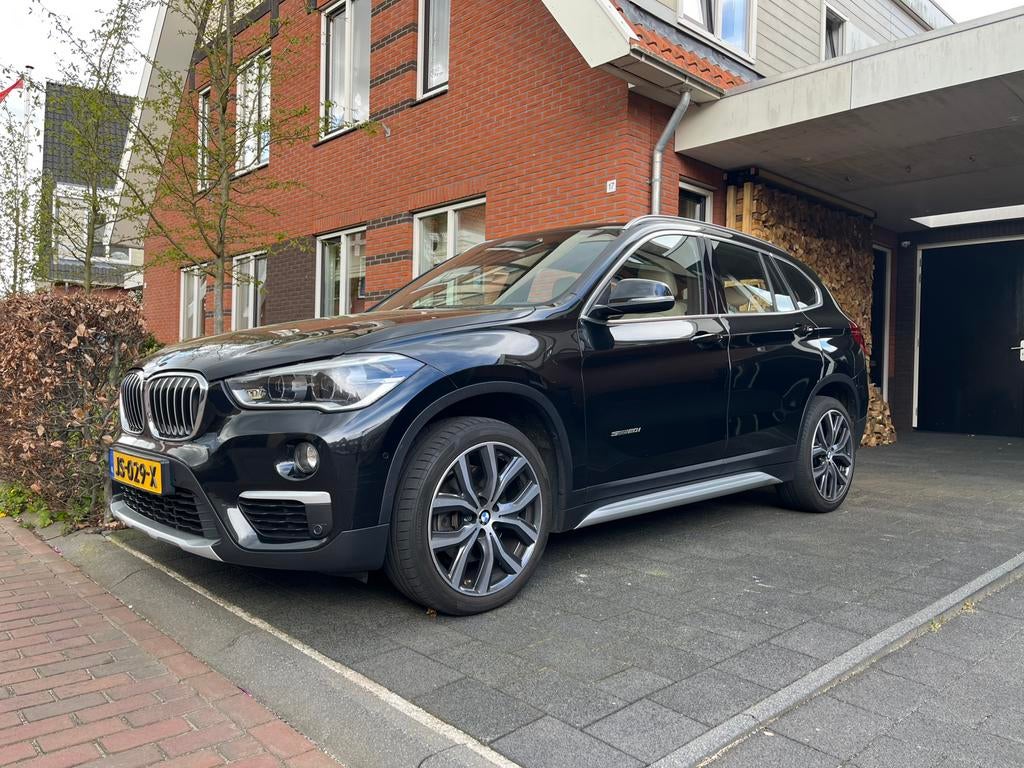 BMW X1 2.0 Sdrive 20I AUT 2016 Zwart, 1998 cc, 1800 kg, Beige, Zwart