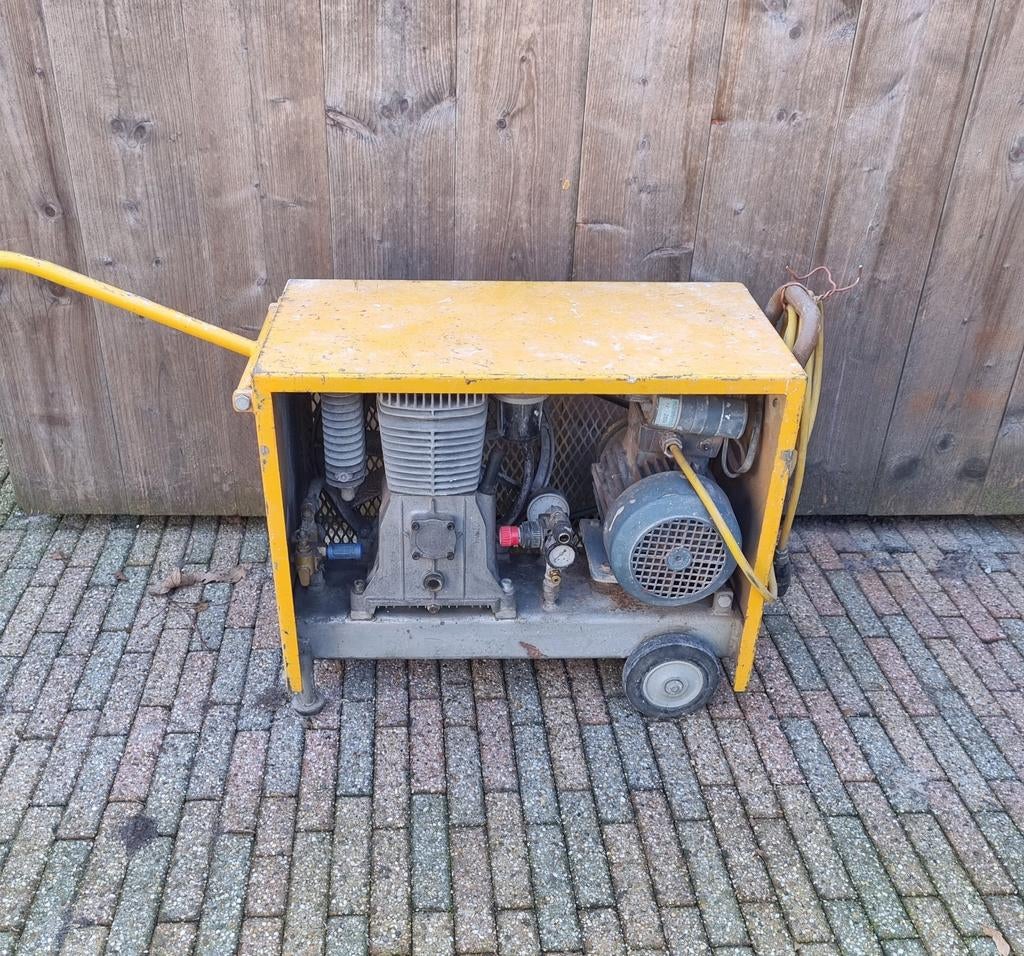 220 volt Compressor (spackspuiten)., Ophalen, Gebruikt