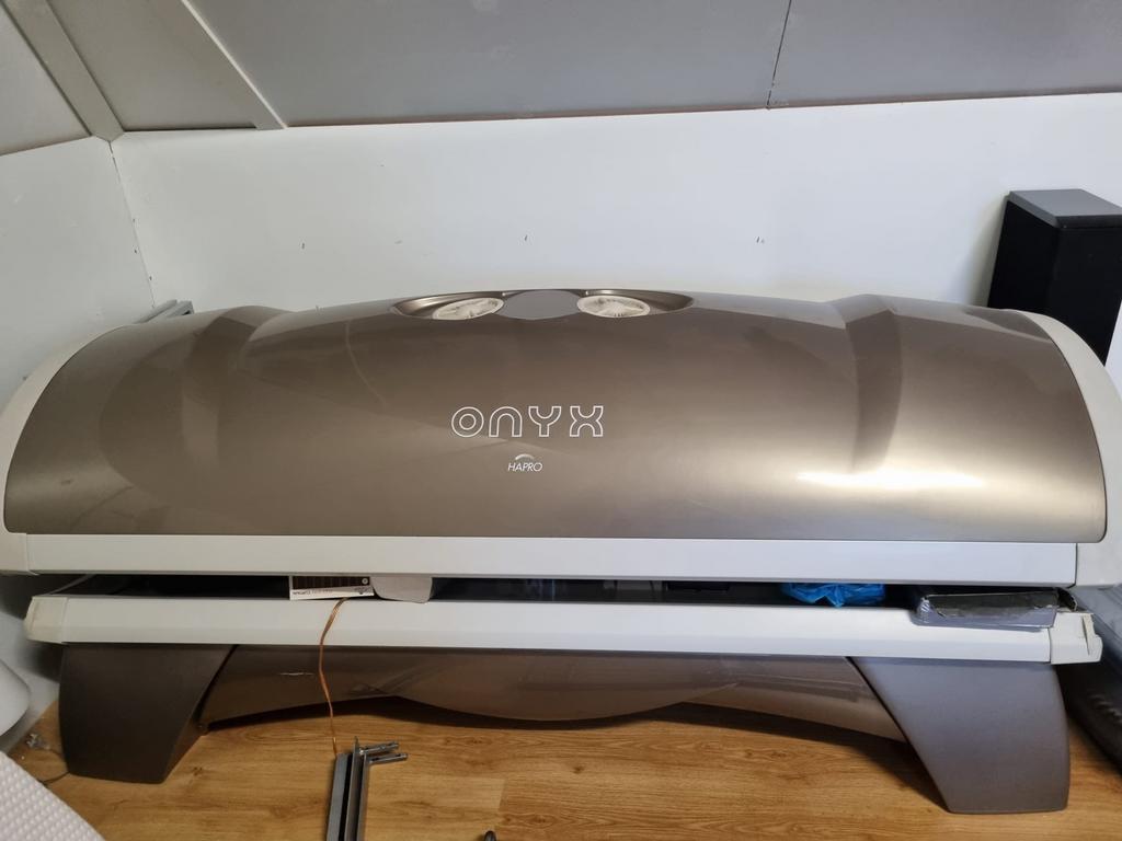 Hapro Onyx zonnebank, Witgoed en Apparatuur, Zonnebanken en Gezichtsbruiners, Ophalen, Gebruikt, Zonnebank dubbelzijdig, 15 lampen of meer