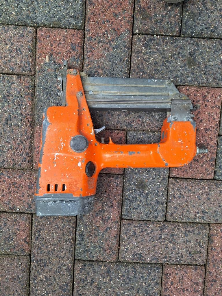 T NAGEL TACKER, Ophalen