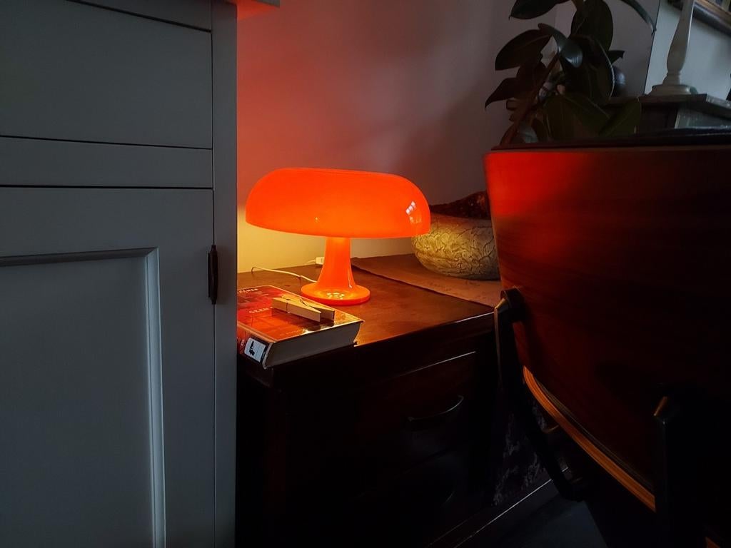 Oranje Artemide-stijl tafellamp - Vintage design, Kunststof, Nieuw, Ophalen of Verzenden, Vintage, Modern, Design