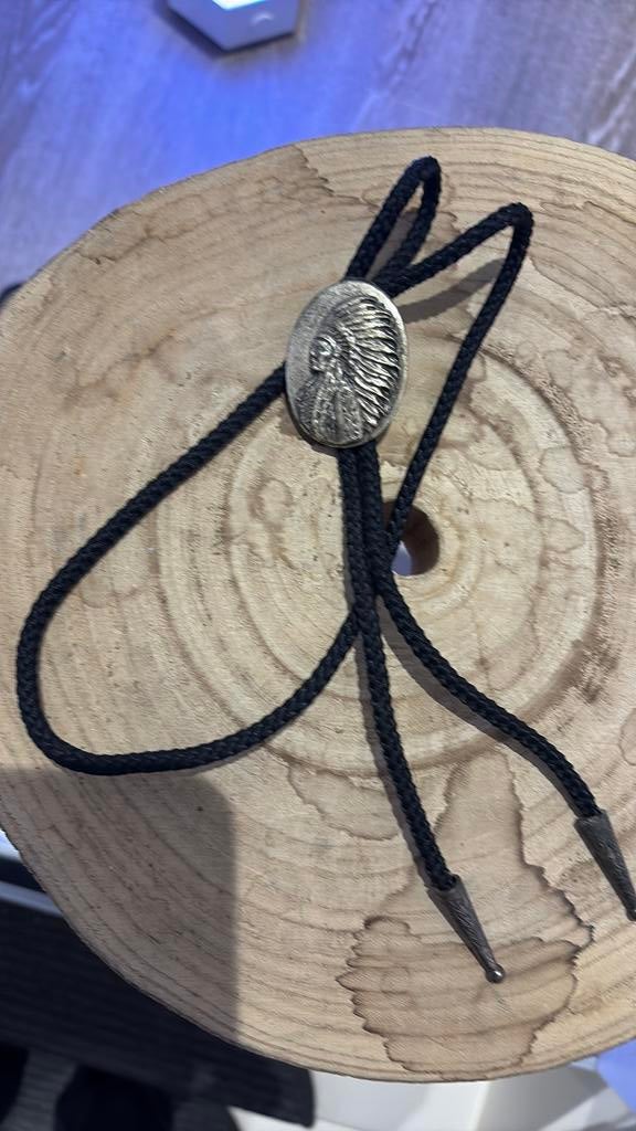 Bolo Tie Indiaan, Ophalen of Verzenden, Zo goed als nieuw, Overige materialen