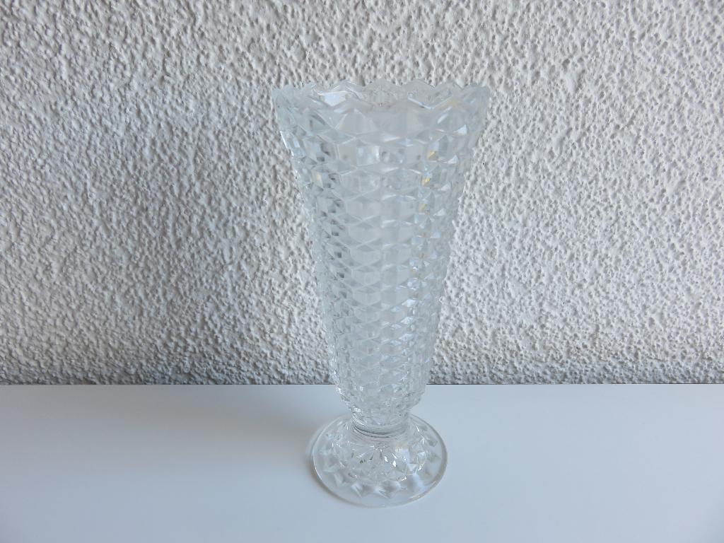 Zware kwaliteit vintage trompetvaasje met facetten persglas, Wit, Ophalen of Verzenden, Minder dan 50 cm, Glas