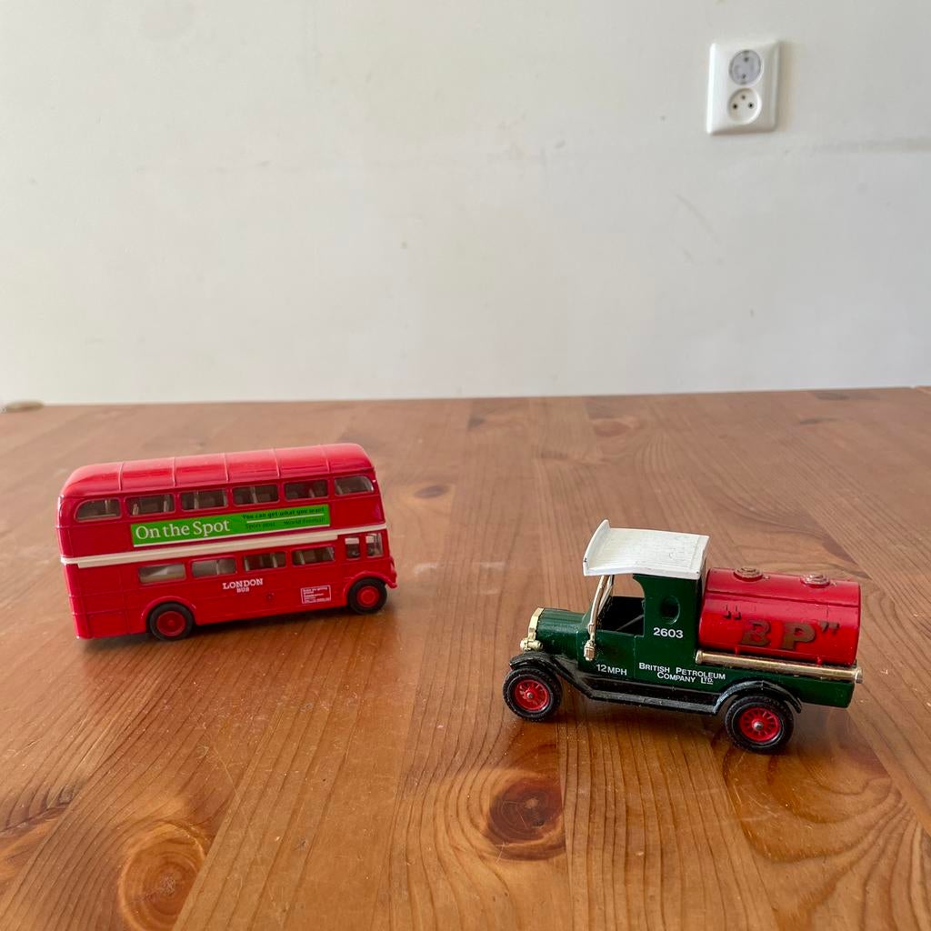 2 Britse modelvoertuigen | London Bus & BP Petrol Ford, Hobby en Vrije tijd, Modelauto's | 1:87, Ophalen of Verzenden, Zo goed als nieuw