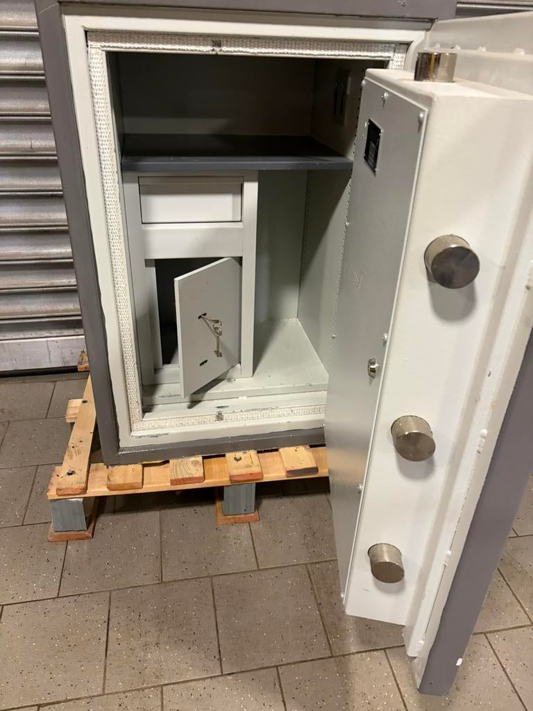 Kluis met stortkluis, Ophalen, Zo goed als nieuw