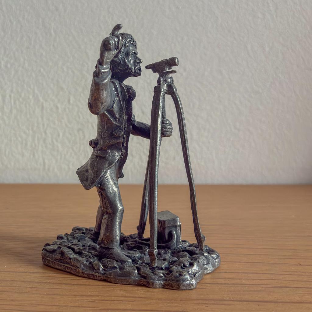 Tinnen beeld van een landmeter 87 mm hoog, Ophalen of Verzenden, Zo goed als nieuw, Mens