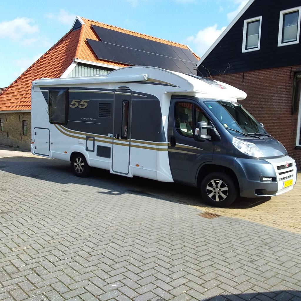 Burstner Ixeo type 55 Queensbed en hefbed. 2015  km 78500, Caravans en Kamperen, Particulier, Tot en met 4, Half-integraal