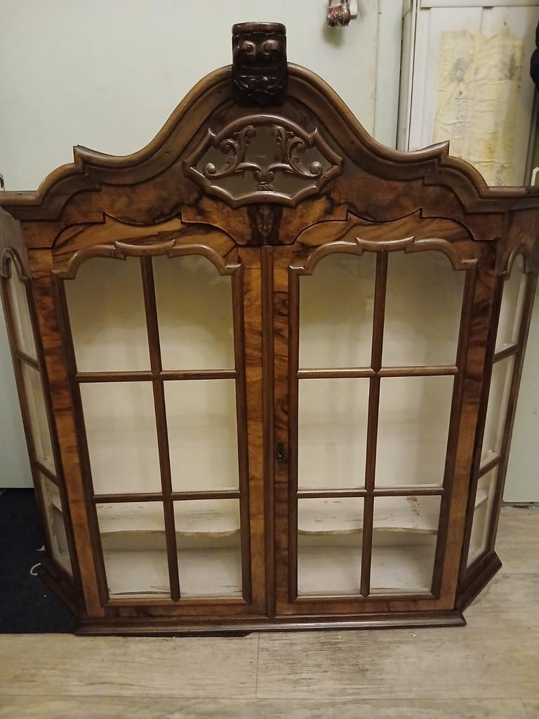ANTIEK wortelnoot gefineerde hangvitrine kastje, Huis en Inrichting, Kasten | Vitrinekasten, Ophalen, 50 tot 100 cm, Glas, Minder dan 100 cm