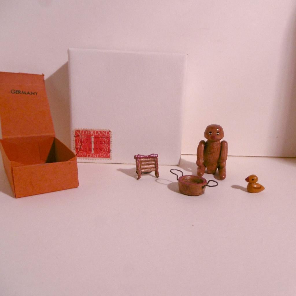 houten popje met tobbe, wasbord, eend, poppenhuis speelgoed, Verzamelen, Verzenden, Poppenhuis