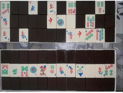 Vintage Mahjong Spel Compleet met Stokjes in Rode Koffer, Drie of vier spelers, Ophalen of Verzenden, Zo goed als nieuw