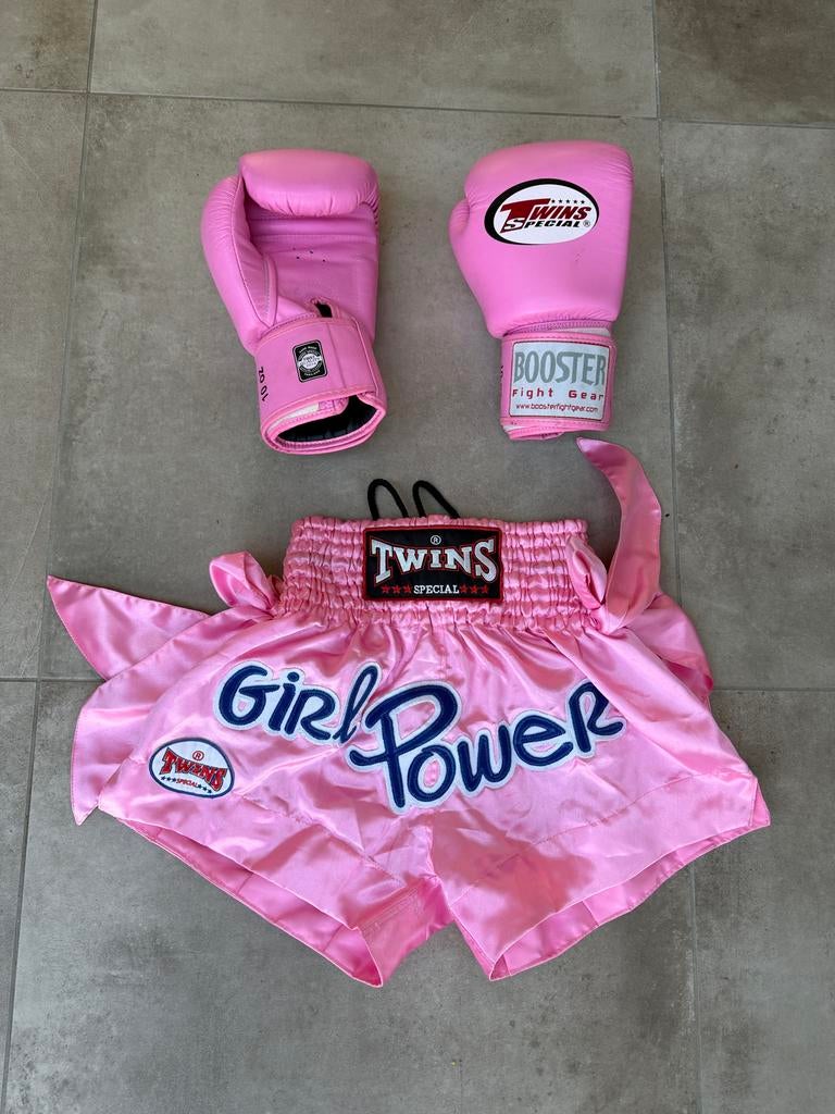 Twins - Roze bokshandschoenen en broekje 'Girl Power', Sport en Fitness, Ophalen of Verzenden, Zo goed als nieuw, Bokshandschoenen