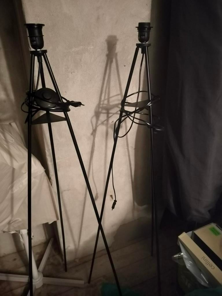 Twee zwarte lampenvoeten, Ophalen