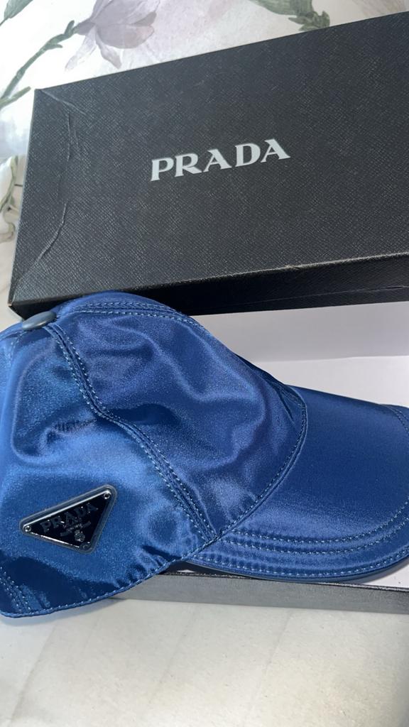 Prada pet, Verzenden